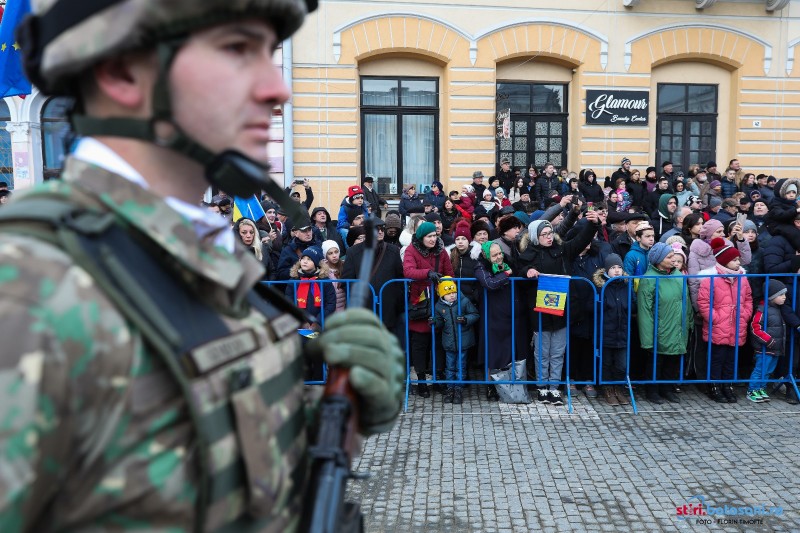 1 Decembrie la Botoșani: cetățenii au ieșit pentru o paradă „fastuoasă” și s-au ales cu un concert popular pe Unirii (foto, video)
