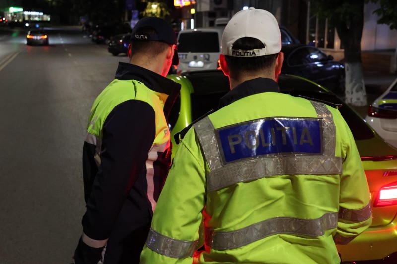A furat o mașină în miez de noapte și a abandonat-o pe o stradă din Botoșani!