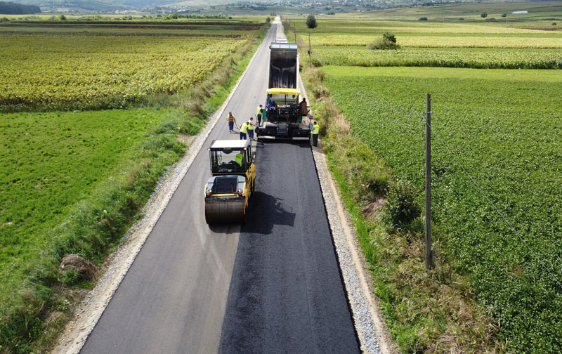 A început asfaltarea pe primul sector din Drumul „Mănăstirilor”
