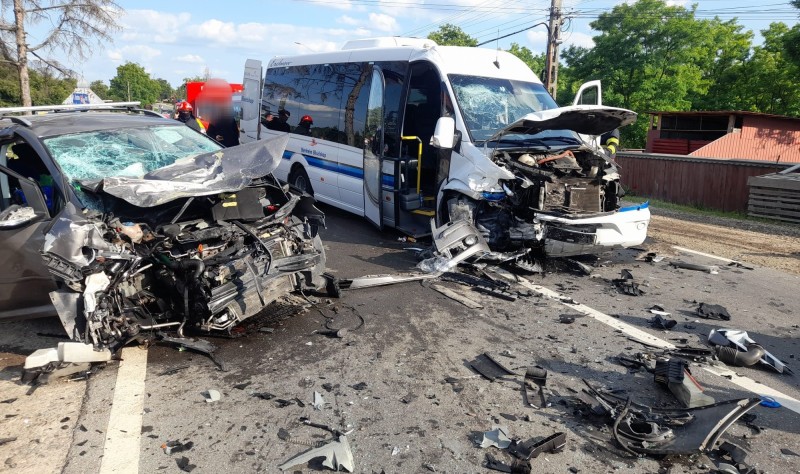 Accident pe un drum din Botoșani, între un microbuz și o mașină. Mai multe persoane sunt evaluate medical!