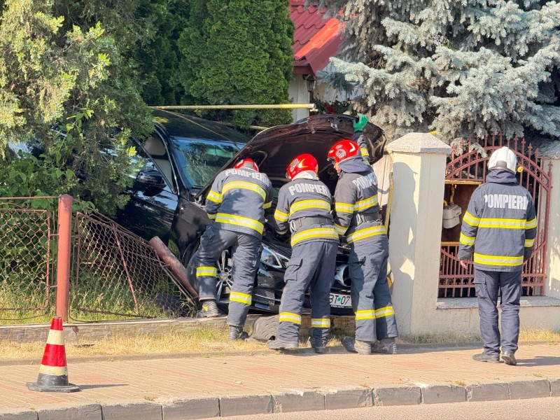 Accident periculos în municipiu: O mașină a intrat într-un gard și a avariat o conductă de gaze! (Foto, Video)