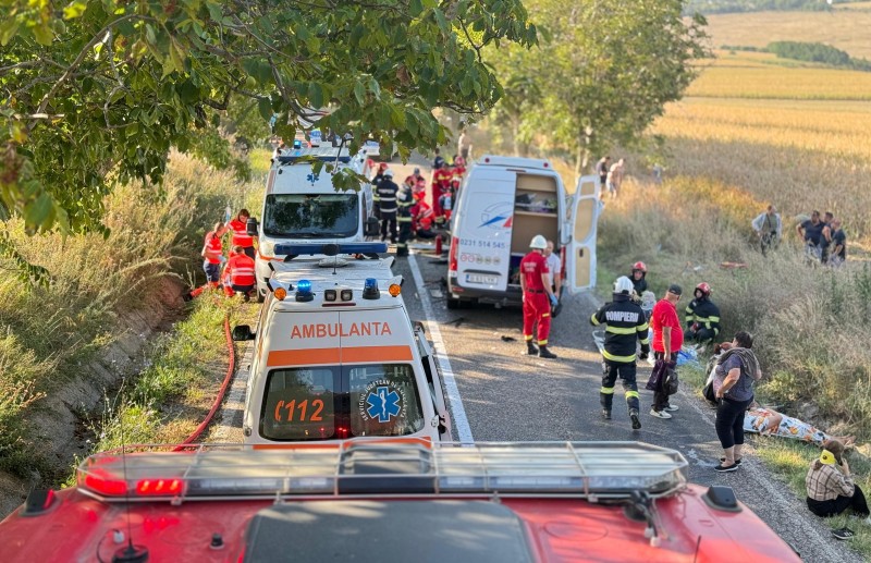 Accidentul de la Botoșani: Trei morți, o victimă luată cu elicopterul și 15 răniți la spital!