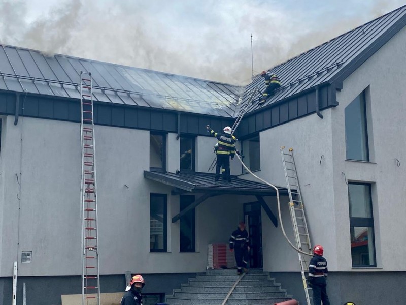 Acoperișul unei clădiri din Botoșani a fost cuprins de flăcări