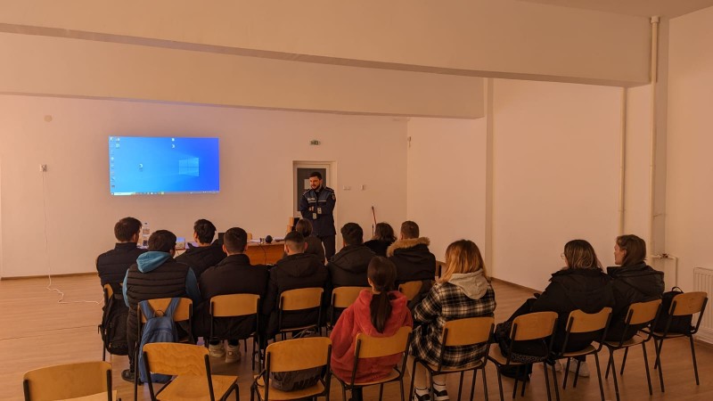 Activitate a polițiștilor la Colegiul Tehnic „Gheorghe Asachi” din Botoșani 
