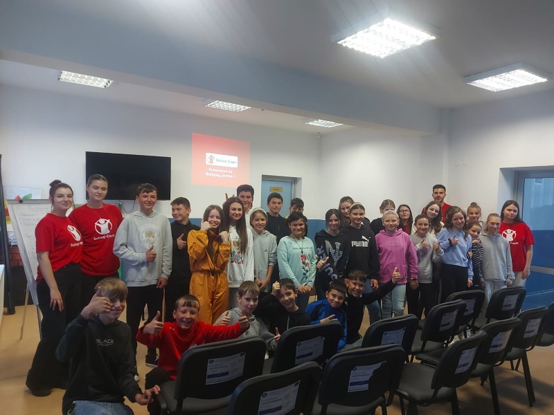 Activitate antibullying la o școală din Botoșani, elevii au învățat să se apere alături de voluntarii de la ”Salvați Copiii” - Foto