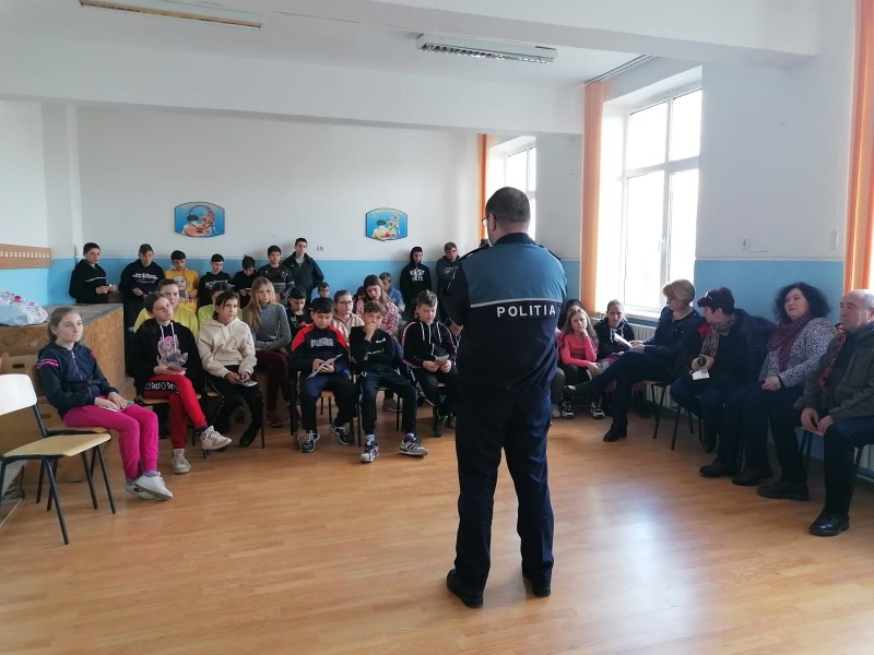Activități educative desfășurate de polițiști în trei școli din județul Botoșani (fotogalerie)