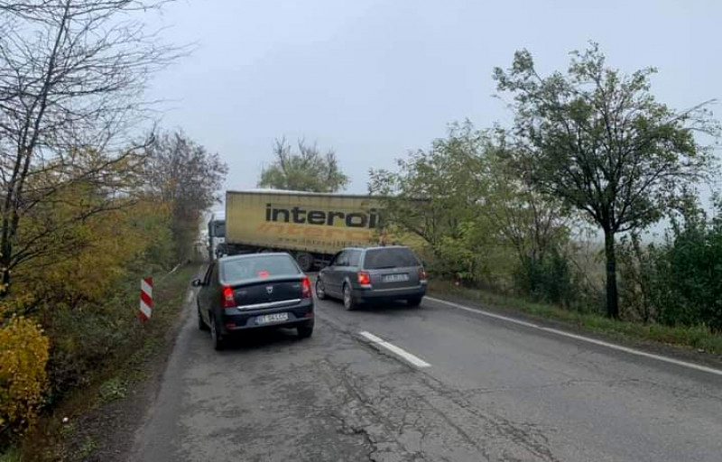 ACUM: Drumul European, blocat de un TIR scăpat de sub control