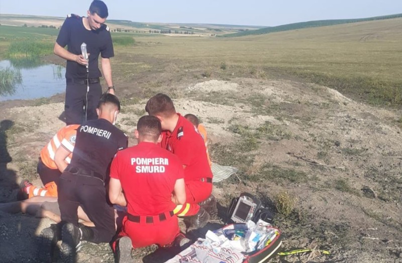 Adolescent scos din apă de pompieri, salvat în ultima clipă de echipajele medicale! (Foto)