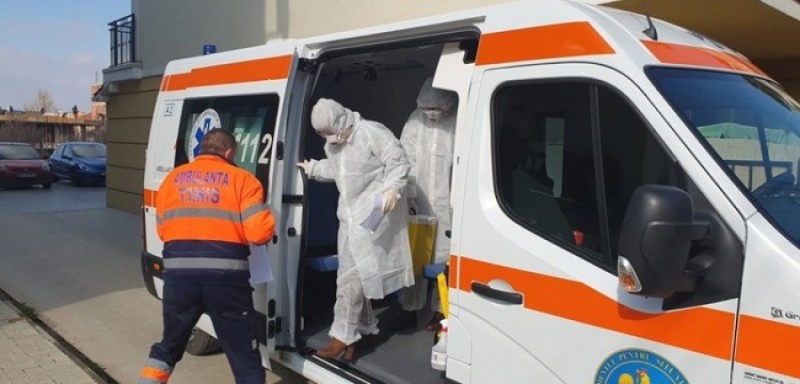 ALERTĂ în municipiul Botoșani. Mai mulți locuitori au sunat la 112 și au raportat o femeie suspectă de coronavirus. Echipaje de poliție și medici, direcționate imediat