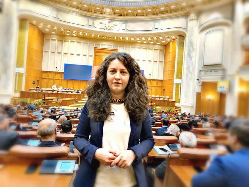 Alexandra Huțu, PSD: „Suntem datori să îi onorăm prin gesturi, fapte și atitudini demne pe eroii și veteranii din cele două Războaie Mondiale, nu doar de 1 decembrie, ci în fiecare zi!”
