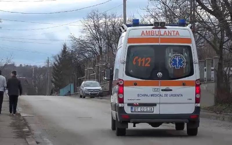Ambulanță implicată într-un accident rutier; pacienta transportată a fost rănită
