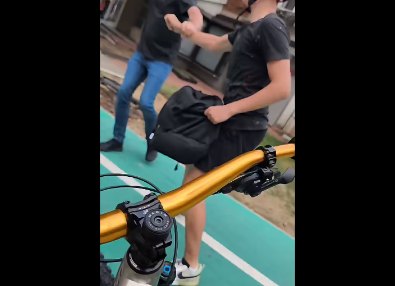 Anchetă a POLIȚIEI după ce un botoșănean ar fi agresat un adolescent pe bicicletă pe Pietonalul Unirii! (Video)