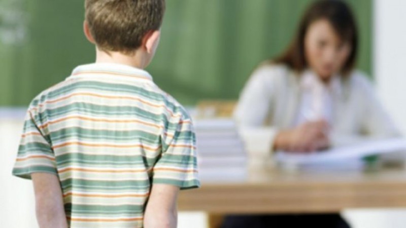 Anchetă disciplinară la o școală din Bacău, după ce o învățătoare l-a făcut „handicapat” pe un elev cu autism pe grupul de părinți