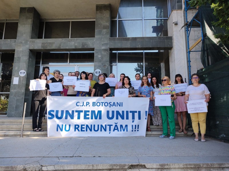 Astăzi: A treia zi de protest la Casa de Pensii din Botoșani! „Suntem uniți, nu renunțăm”