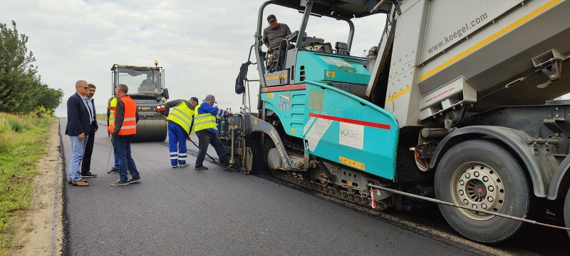 Au început lucrările de asfaltare pe DJ 296B Podeni – Ungureni (fotogalerie)