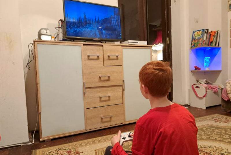 Autismul virtual sau boala copiilor „uitați” în fața ecranelor. Cum se manifestă și care sunt semnalele de alarmă