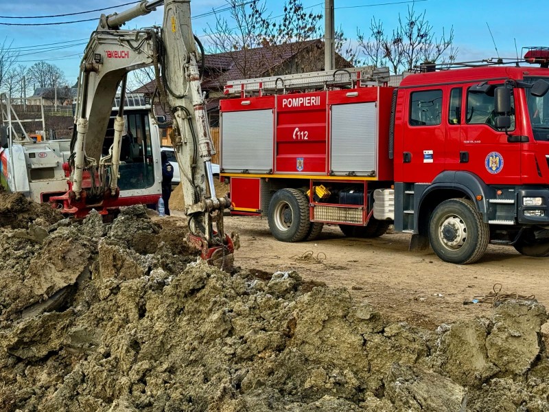 Bărbat salvat de pompierii botoșăneni, după ce a fost prins sub un mal de pământ! (Foto, Video)