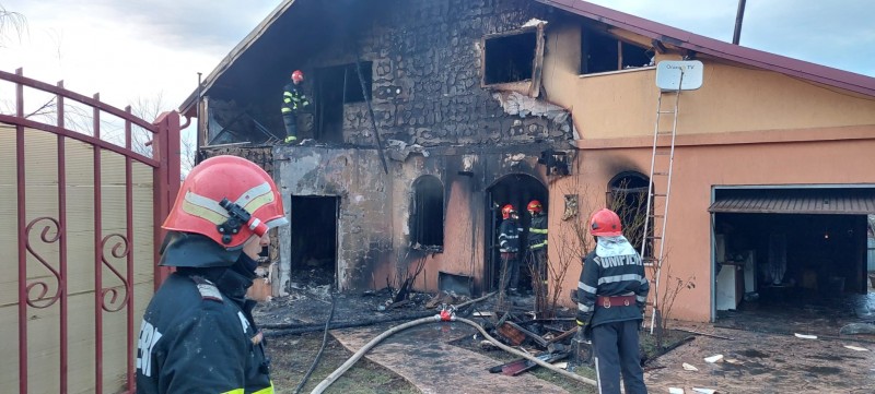 Bărbat transportat la spital cu arsuri, după ce locuința i-a fost cuprinsă de flăcări (fotogalerie)
