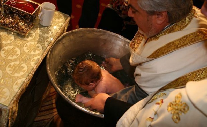 Bebeluș în stop cardio-respirator, după ce a fost scufundat în apă la botez