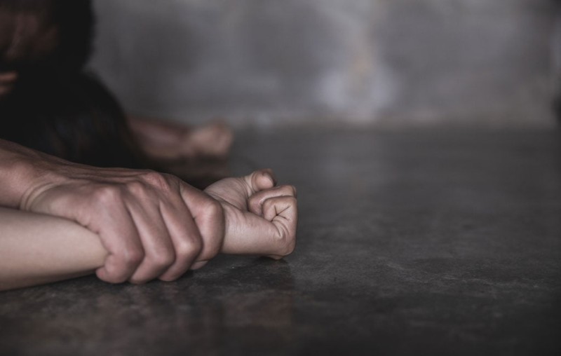 Botoșăneancă violată și abuzată de soț chiar în fața copilului de șase ani, fiica cea mare a sunat la Poliție! (Foto, Video)