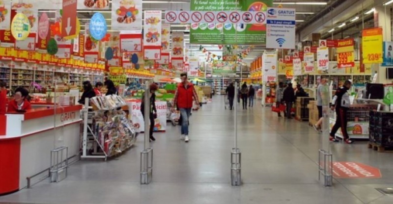 Botoșănenii au dat iama în mall-ul din Suceava: Ea cu poșeta, el cu geaca din imitație de piele!