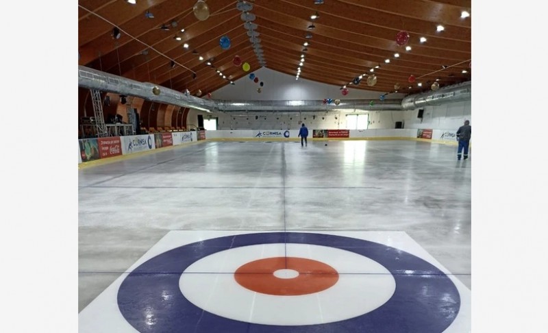 Botoșani e singurul oraș din țară unde se poate juca curling. Investiția excentrică a Primăriei într-un sport nepracticat la noi