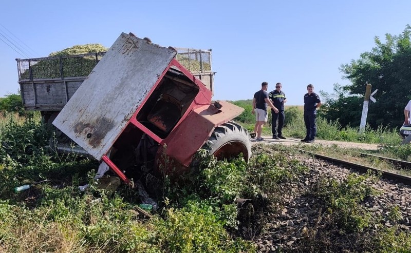 Botoșani: Impact între un tren de călători și un tractor cu remorcă. Un tânăr a fost transportat la spital! (Foto)