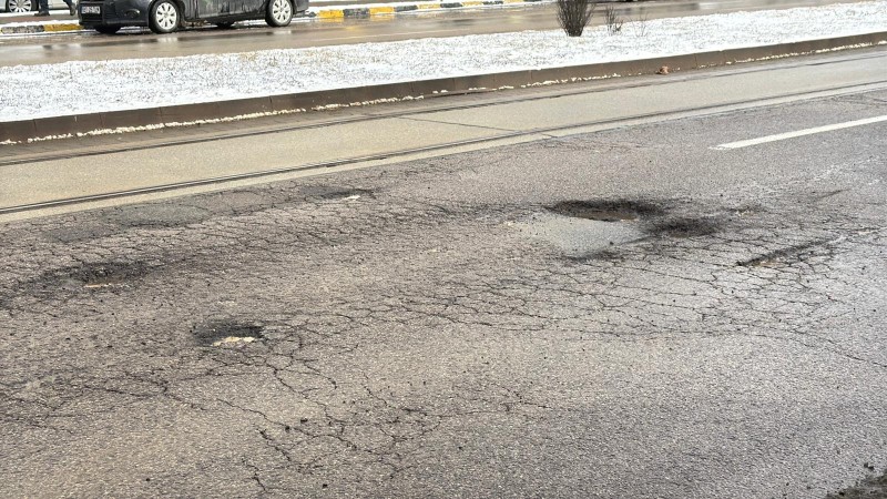 Botoșani: Soluție de moment pentru „rezolvarea” craterelor din asfalt! (Foto, Video)