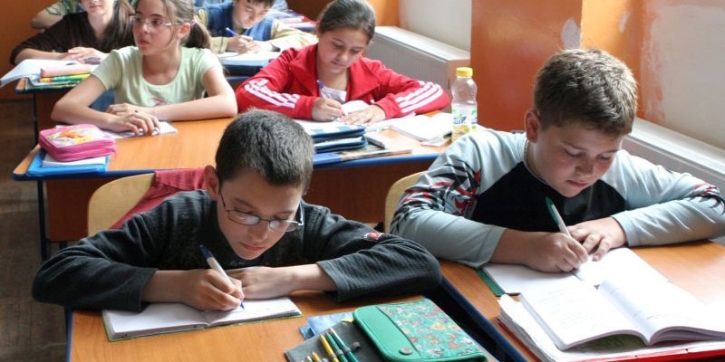 Burse pentru sute de elevi din municipiul Botoşani! Vezi lista şcolilor unde se vor acorda