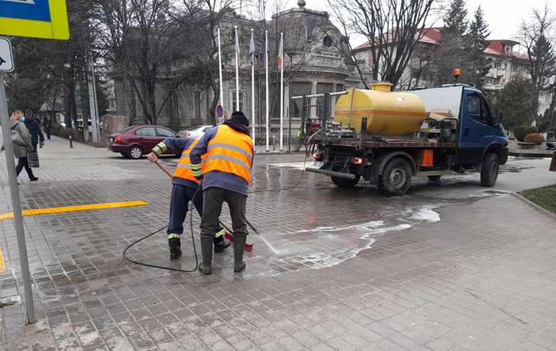Ca în Europa de Vest: Principalele artere de la Botoșani sunt spălate cu apă și soluții speciale