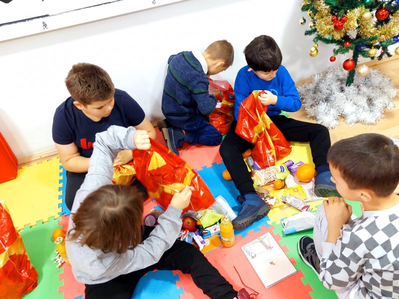 Cadouri în ghetuțe și bucurie în sufletele copiilor la o școală specială din Botoșani (foto)