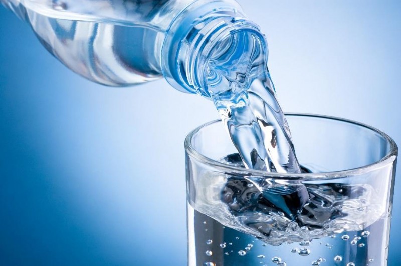 Cât de important este să nu uităm să ne hidratăm. Câtă apă trebuie să bem într-o zi?