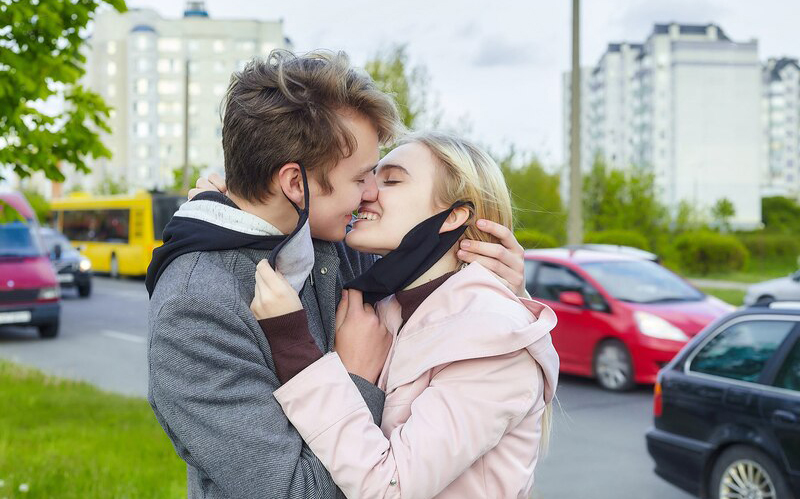 Cât de răi putem fi? Doi adolescenți care se sărutau în parc, amendați de un polițist pentru că nu purtau mască