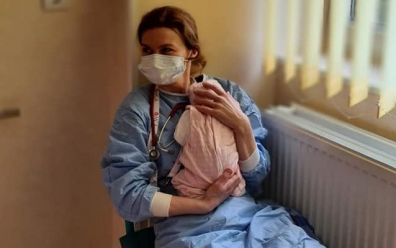„Cele mai negre 12 ore din viața mea”. Povestea rezidentei neonatolog care a venit să asigure o gardă la Botoșani și nu a mai plecat