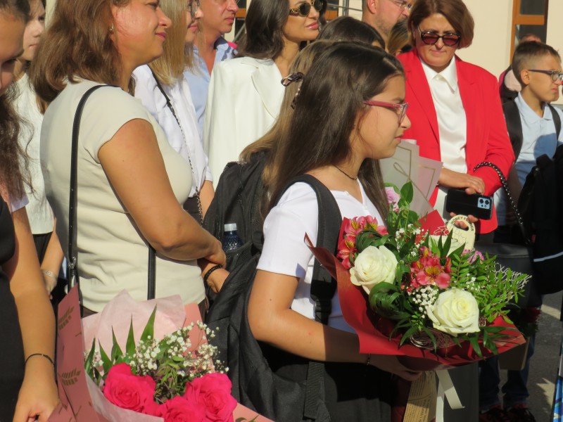 Colegiul ”Laurian” fără festivități, dar cu inima alături de elevi: ”Era nefiresc să vă luăm bucuria primei zile de școală!”
