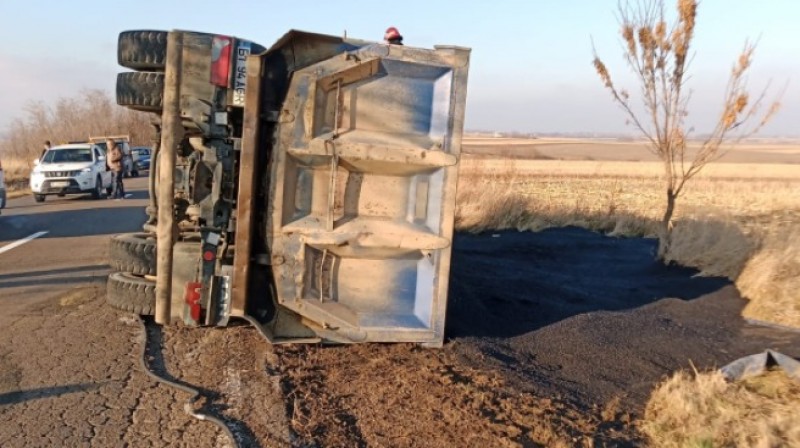Conducătorul camionului răsturnat la ieșirea din Văculești se afla în stare de ebrietate