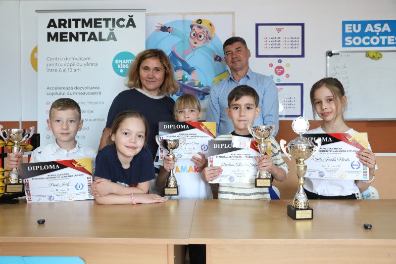 Copiii deștepți ai Botoșaniului: Rezolvă 200 de operații în 4 minute, fără calculator, hârtie sau creion! (Foto, Video)
