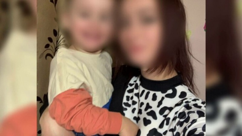 Copilul de 3 ani aruncat de mama sa de la etajul unui hotel din Botoșani, transferat la alt spital. Care este starea micuțului