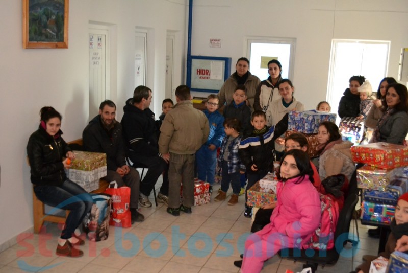 Crăciunul a venit mai devreme! Copiii aflaţi în monitorizare de către Protecţia Copilului au primit cadouri de la alţi copii, cu suflete mari! FOTO, VIDEO