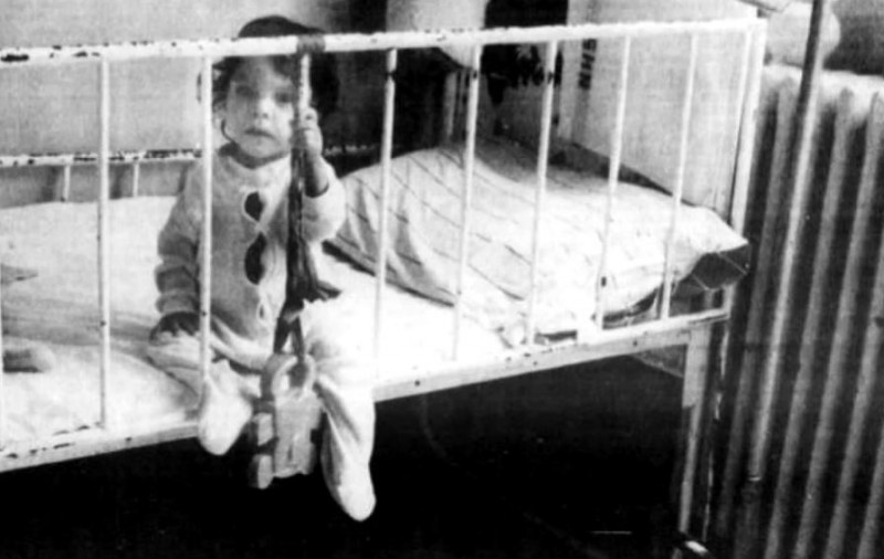 Cum murea un copil într-un cămin din Botoșani, în România lui Ceaușescu: ”Mi-am cunoscut sora doar în sicriu!”