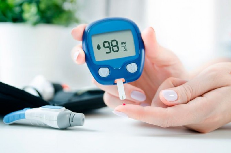 De ce diabeticii ar trebui să își măsoare glicemia mai des vara. Recomandarea medicilor