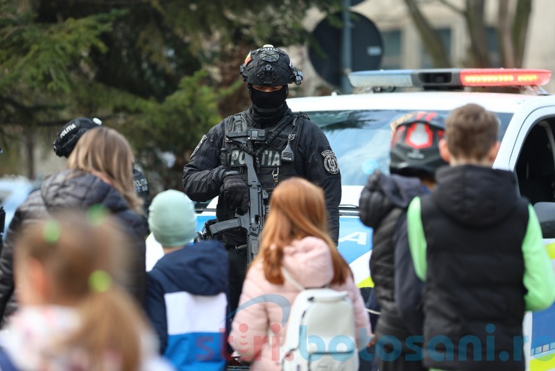 De ziua lor au sărbătorit alături de botoșăneni. La mulți ani, tuturor polițiștilor! (GALERIE FOTO)