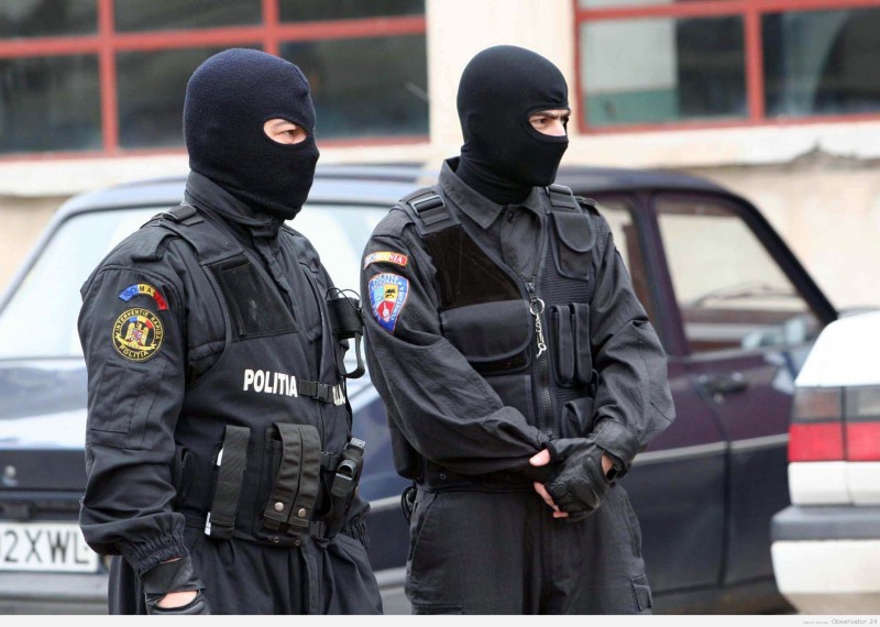 Desfășurare de forțe în Botoșani, după ce un bărbat a găsit un pistol în pubela de gunoi