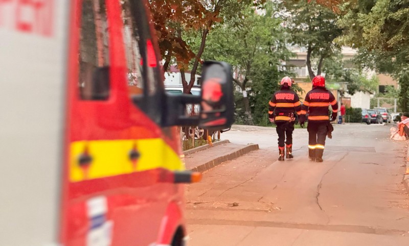 Dezastru după furtuna din Botoșani: Acoperișuri smulse, copaci căzuți și locuințe inundate. O familie cu 3 copii blocată într-un autoturism! (Foto)