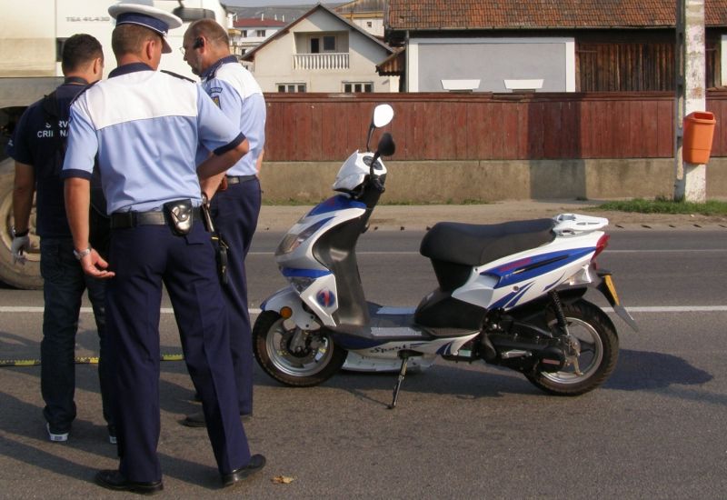 Doi mopediști, dintre care un minor, anchetați pentru două infracțiuni după o plimbare