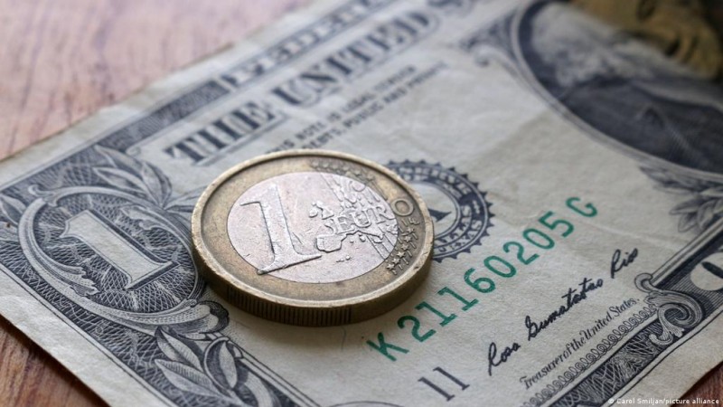 Dolarul american atinge un nou record față de leu și euro