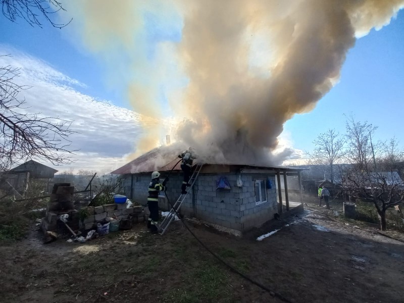 Două familii din Vorona au rămas fără acoperiș deasupra capului, în urma unui incendiu (fotogalerie)