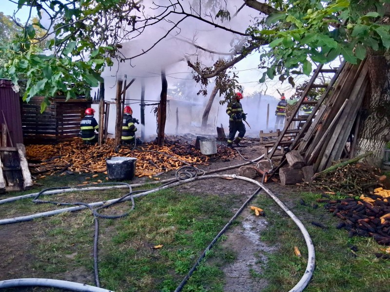 DUMINICĂ DIMINEAȚĂ! Peste 100 de păsări și trei capre moarte într-un incendiu la Corlăteni! (Foto)