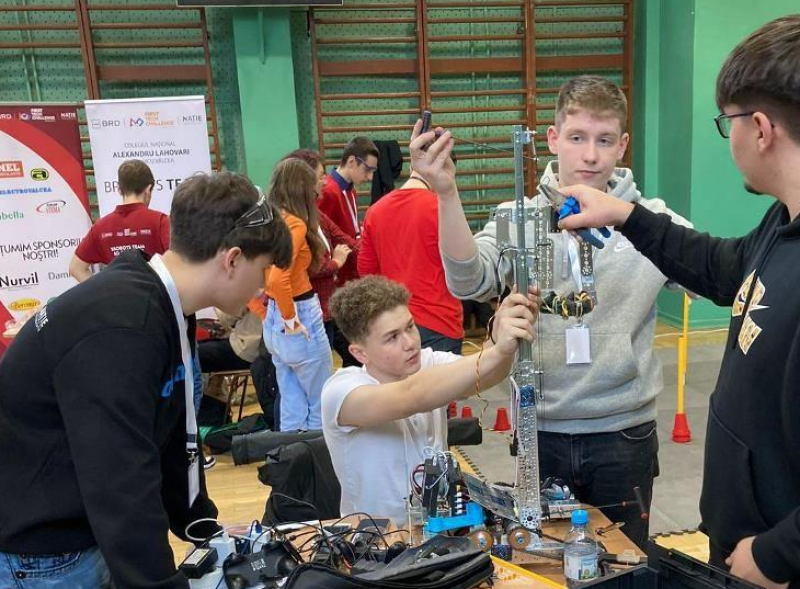 Echipa de robotică de la Colegiul Național „Grigore Ghica” Dorohoi s-a clasat pe podium la un concurs în Râmnicu Vâlcea