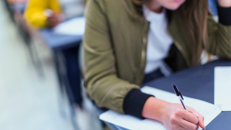Elevii claselor terminale de liceu susțin luni prima probă a simulării examenului de Bacalaureat 2023